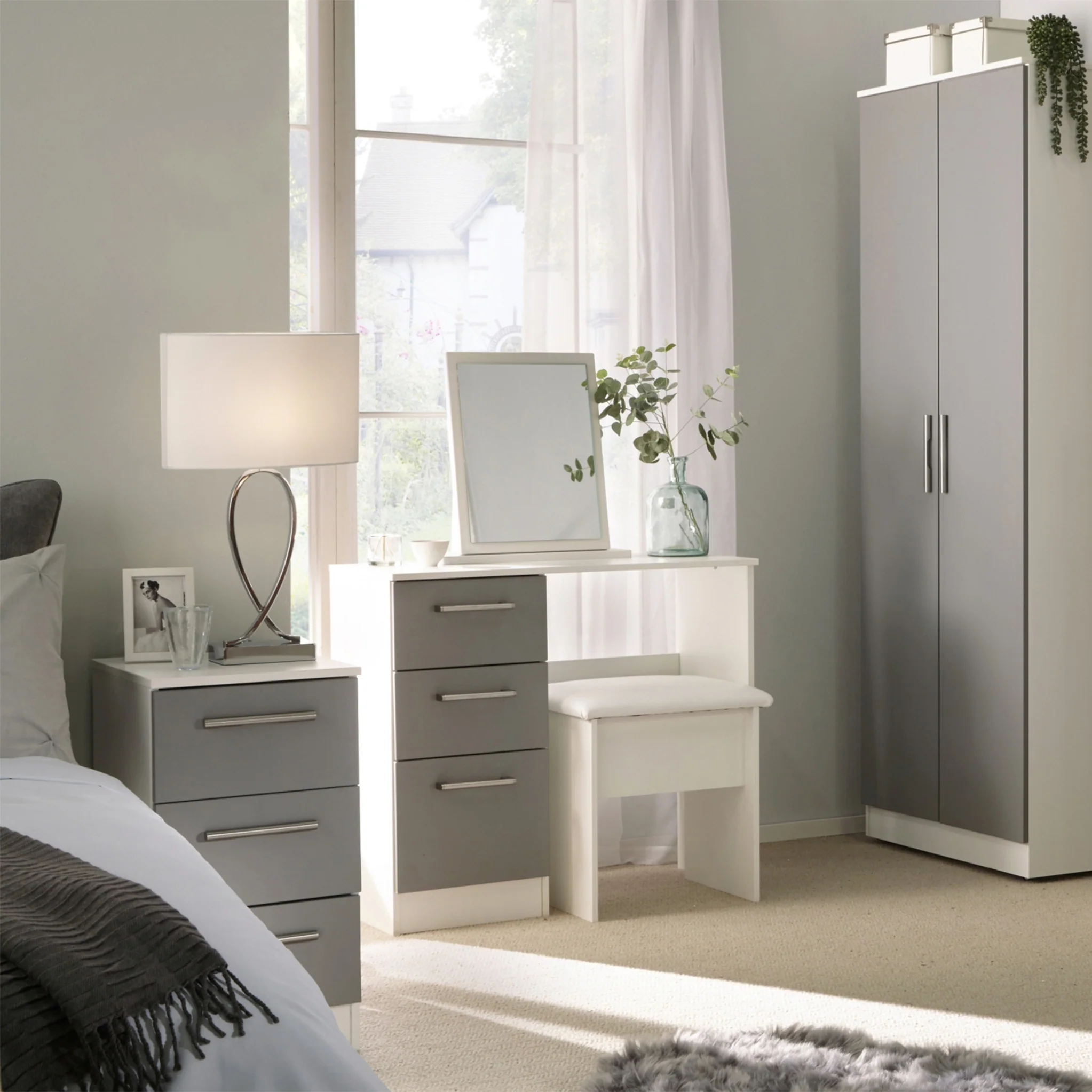 Blakely Grey and White 4 Piece Bedroom Set - Image 7